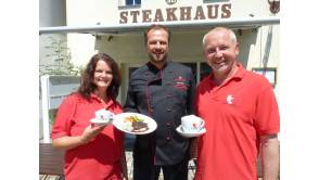 Foto zeigt Steakhaus-Radebeul-Chef Sven Udvari mit den beiden KAFFANERO-Geschäftsführern Ines Richter und Jens Kinzer mit dem Hauptgang des Kaffee-Steak-Menüs  Bildquelle: MEDIENKONTOR