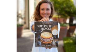 Julie Morris mit Superfood-Snacks-Buch
