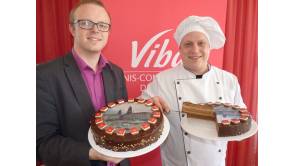 Foto zeigt Viba-Dresden-Filialleiter Benjamin Venter (li.) und Chef-Confisieur Andreas Jung mit der "Dresdner Nougat-Torte" Bildquelle: MEDIENKONTOR  