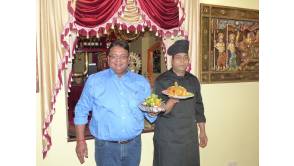 Foto: Goa-Curry-Geschäftsführer Satya Prasad und sein Chefkoch Lazzi Ram Uniyal präsentieren Indiens köstlichste Schätze  Bildquelle: MEDIENKONTOR 