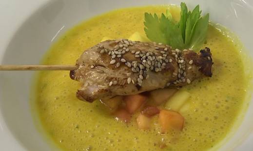 Kalte Mango Gazpacho Suppe mit Hähnchenspieß in Sesam