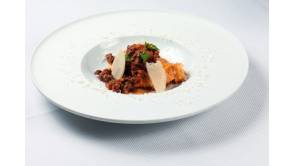 Tajarin mit Neuseelandhirsch-Bolognese von Carmelo Greco* Rezept für 4 Personen